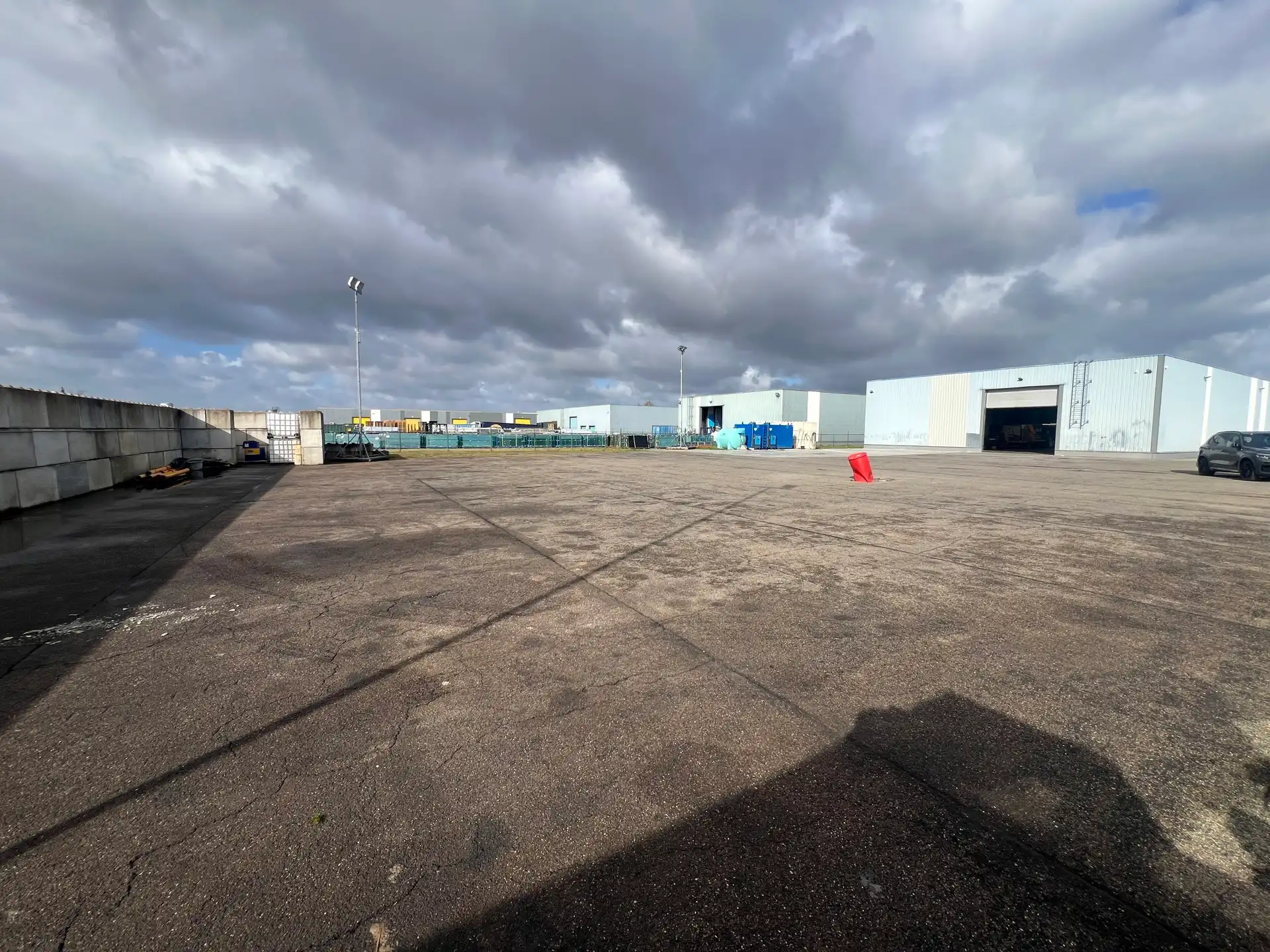 Bedrijfsgebouw met verhard buitenterrein         foto 12