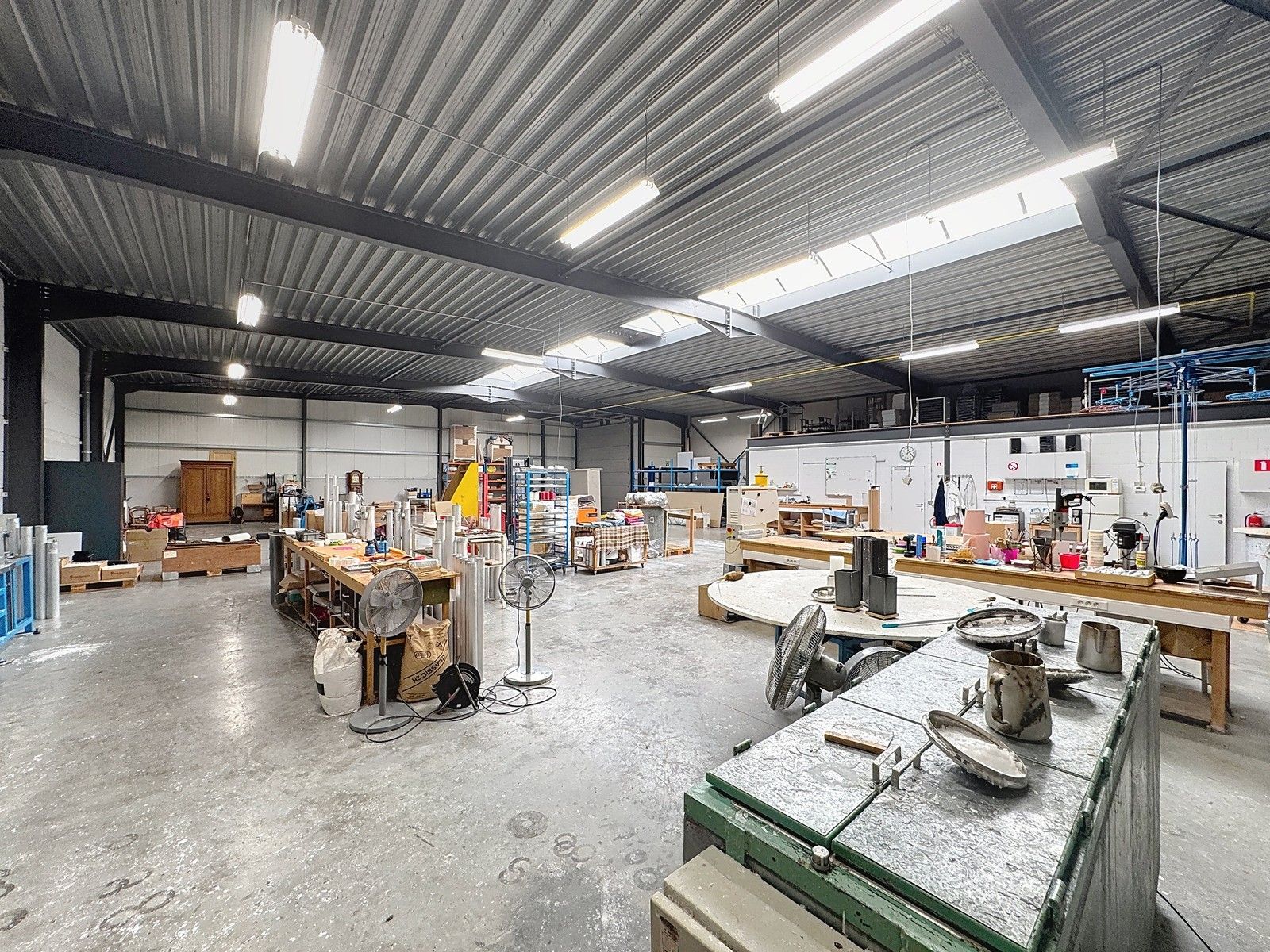 Recent en verwarmd MAGAZIJN (550m²) met geïntegreerde KANTOORRUIMTE en sanitaire voorzieningen. Private parkeergelegenheid op het terrein. foto 3
