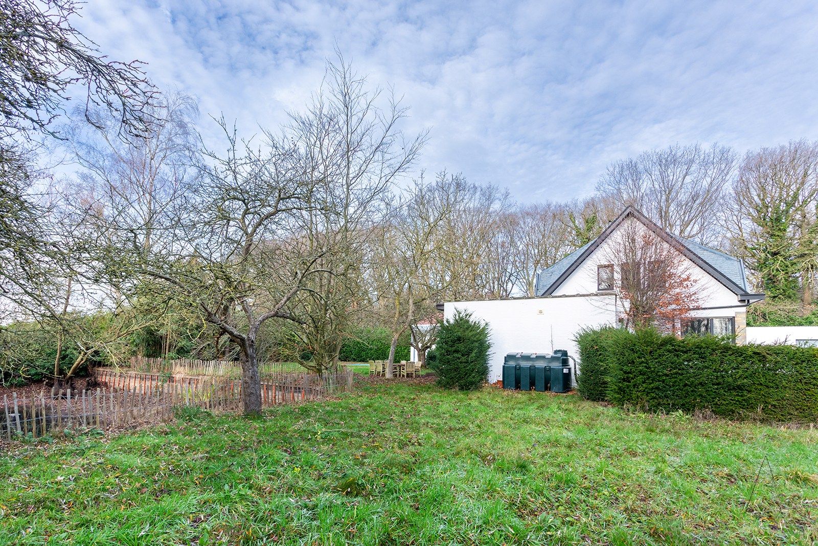 Villa met grote tuin, magazijn én weiland foto 28