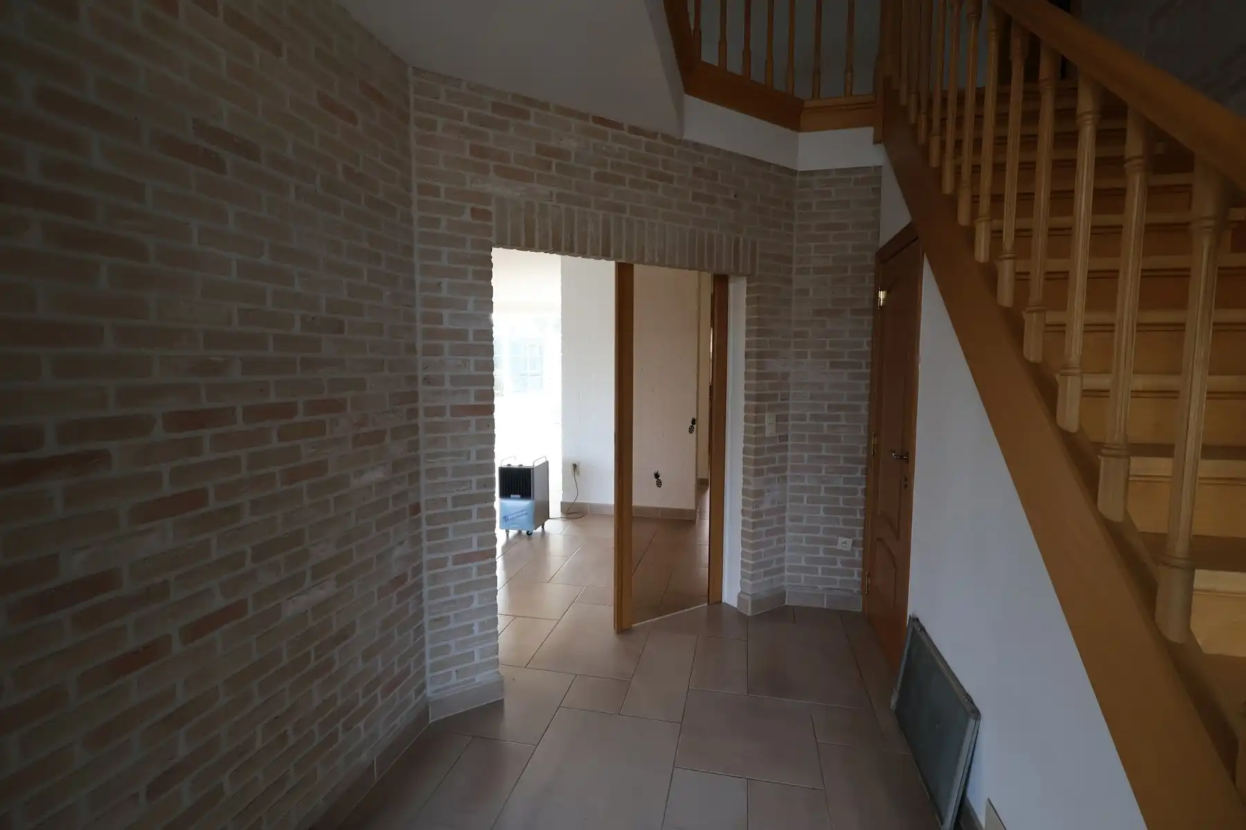 Een ruime gezinswoning met 3 slaapkamers op een perceel van 784m². foto 2