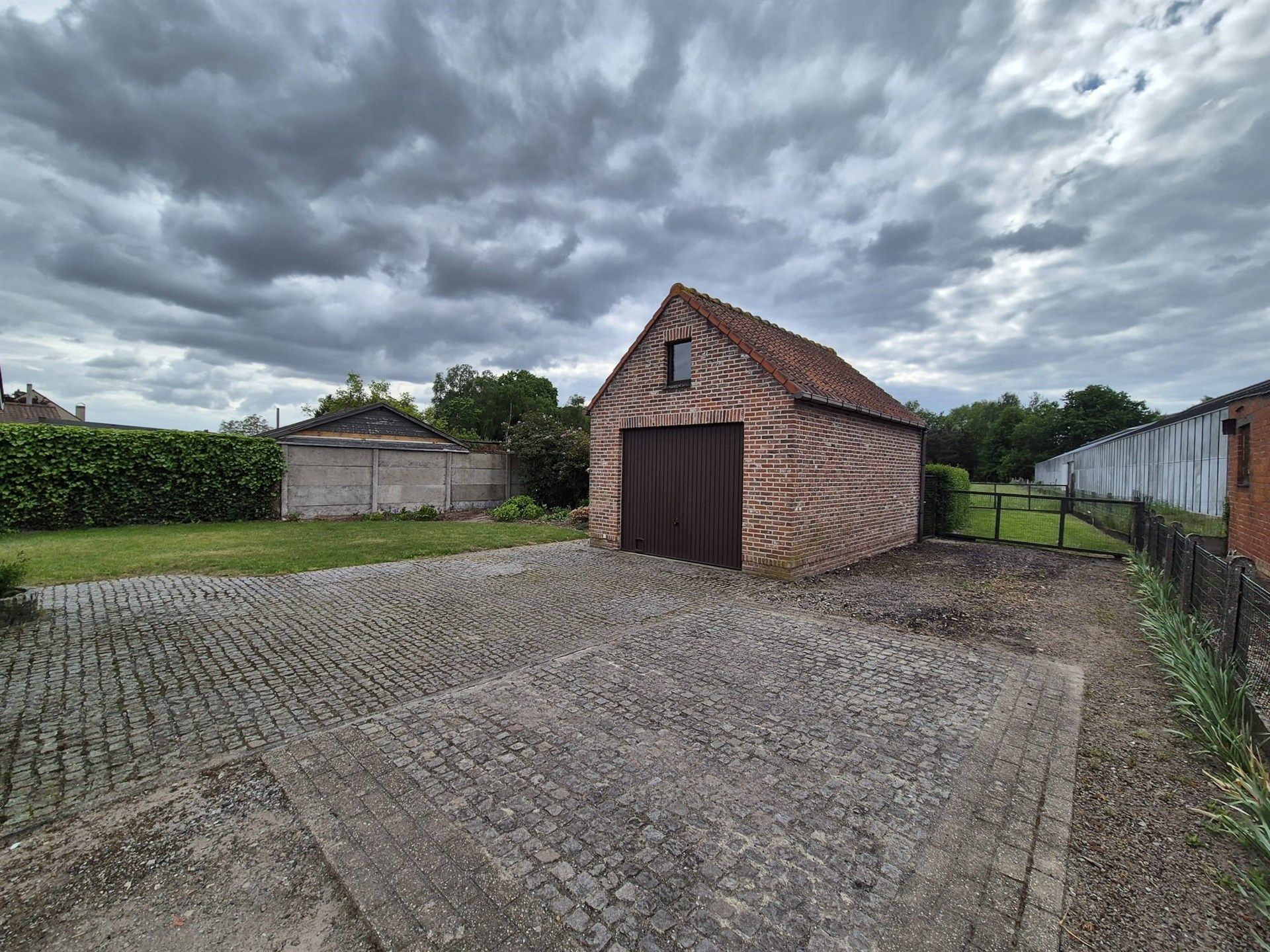 Charmante open bebouwing met tuin en dubbele garage. foto 14