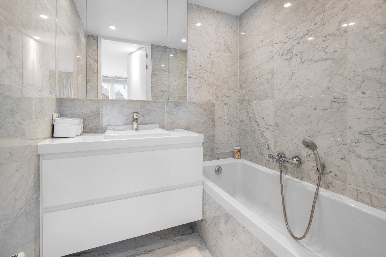 Zeer mooi vernieuwd 3-slaapkamer appartement met open zicht centraal gelegen op de Kustlaan in het Zoute. foto 14