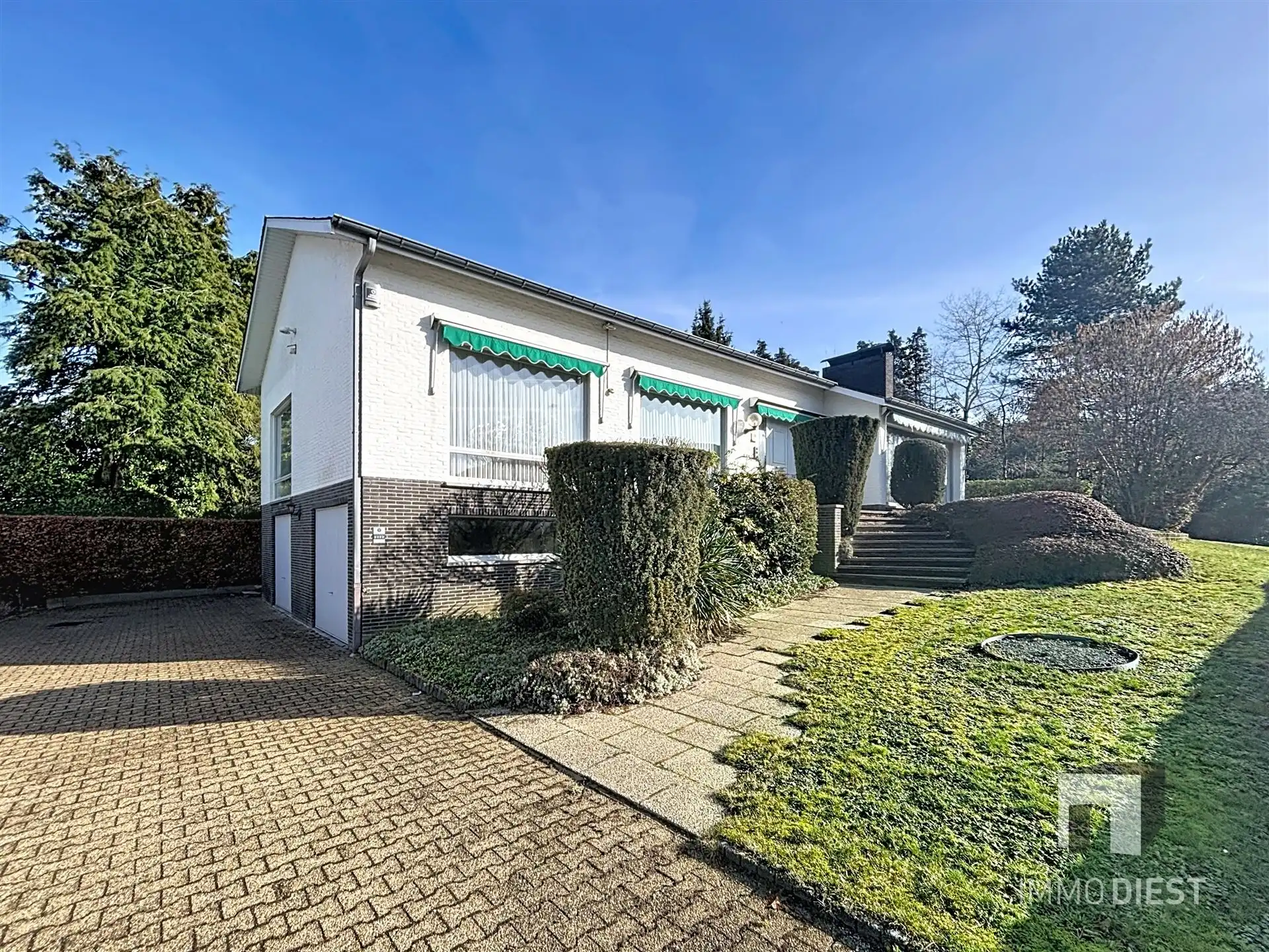 Hoofdfoto van de publicatie: Witte villa met 4 slaapkamer boven op Baalberg