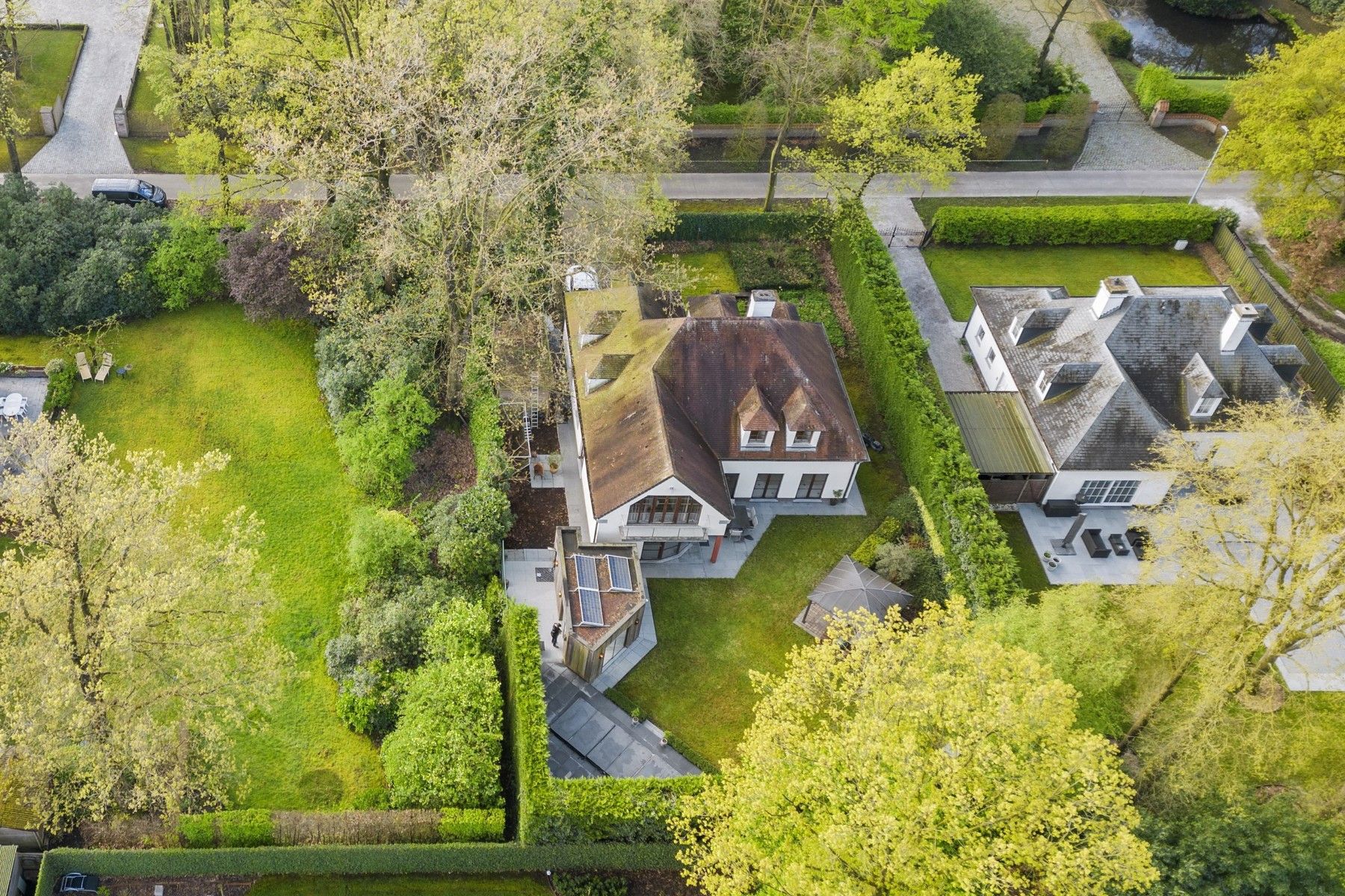 Villa met warm karakter en een residentiële ligging nabij het centrum van Aalter.  foto 3