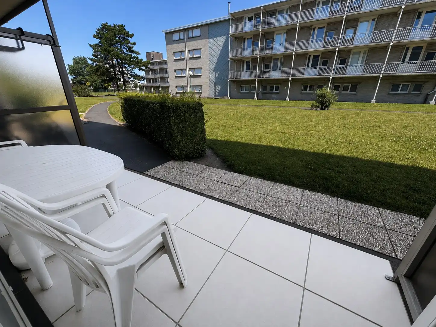 Te koop de Haan: Instapklaar gelijkvloers appartement met zonnig terras in een groene omgeving. foto 2