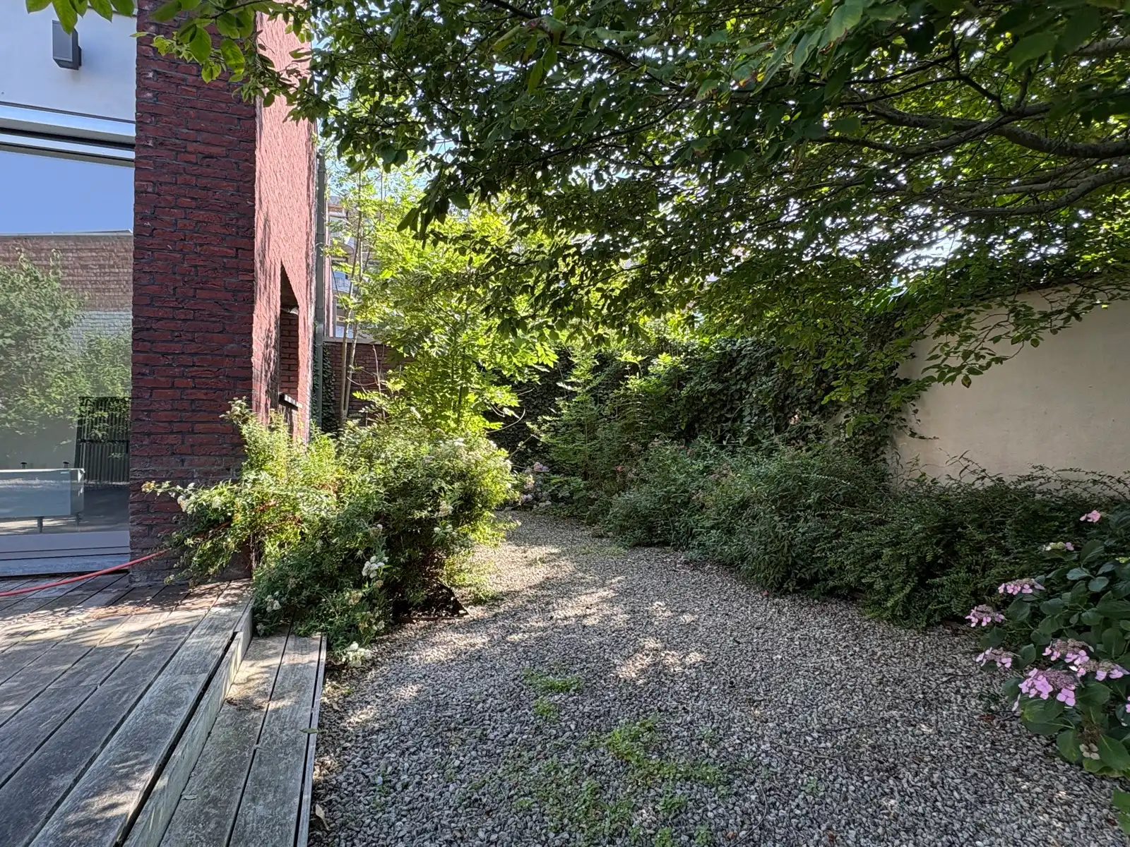 Moderne woning met ruime stadstuin foto 21