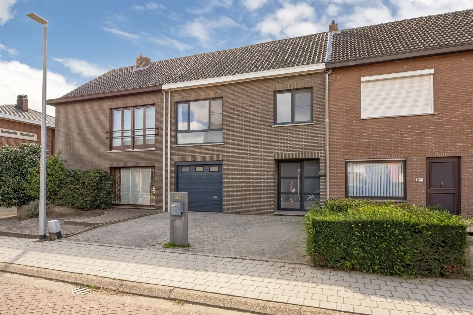 Gezinswoning met garage en zonnige tuin foto 29