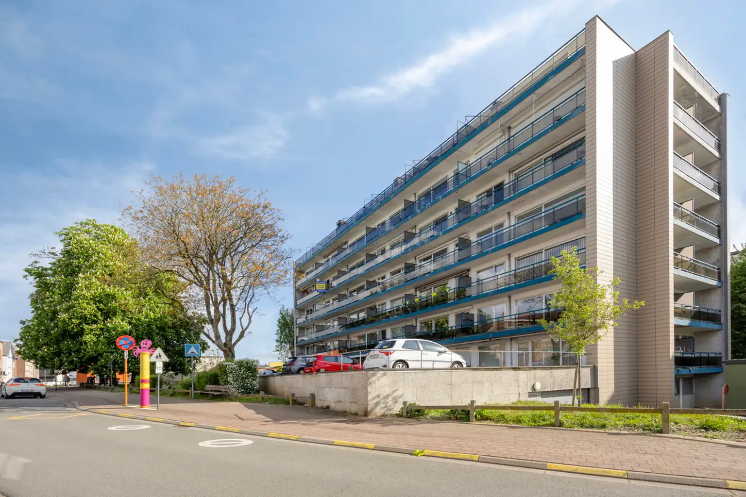 Gerenoveerd appartement met twee slaapkamers en parking foto 2