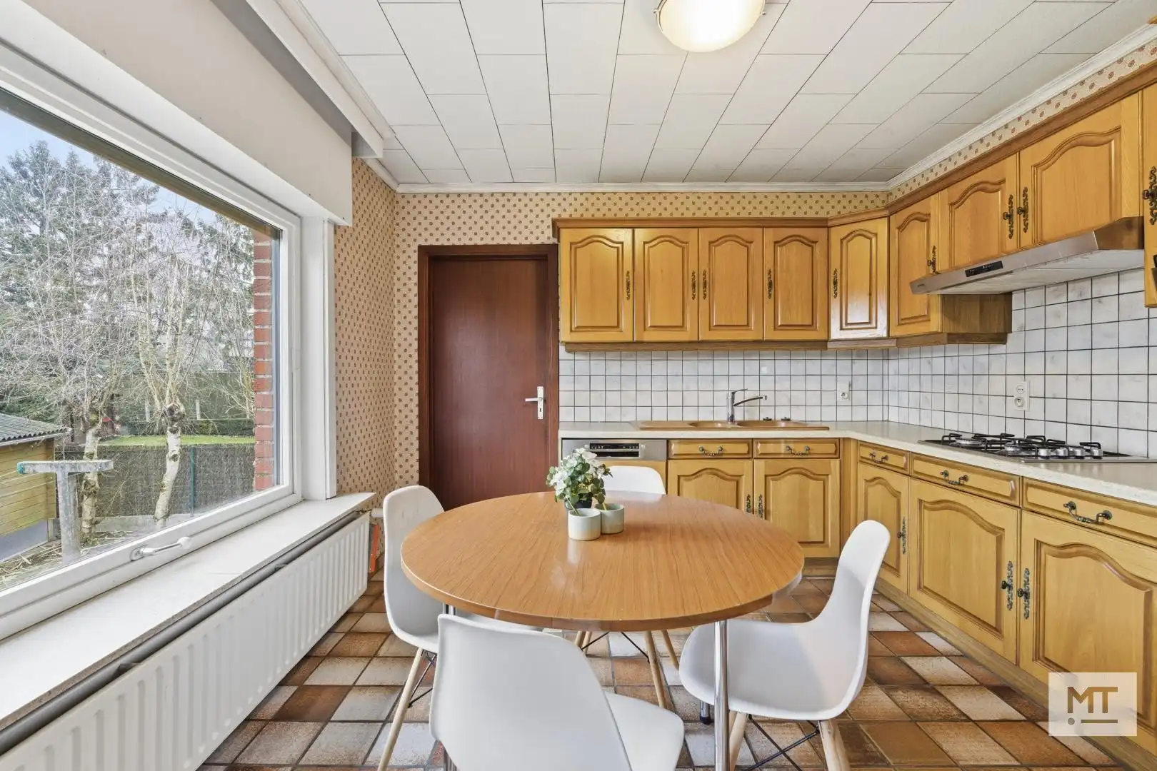 Ruime alleenstaande woning te koop op een rustige locatie te Beselare foto 8