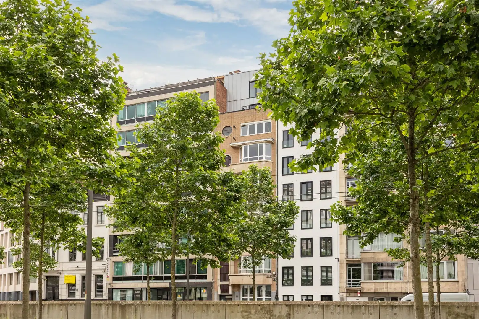 Volledige nieuw duplexappartement bovenop Art-Deco-gebouw foto {{pictureIndex}}