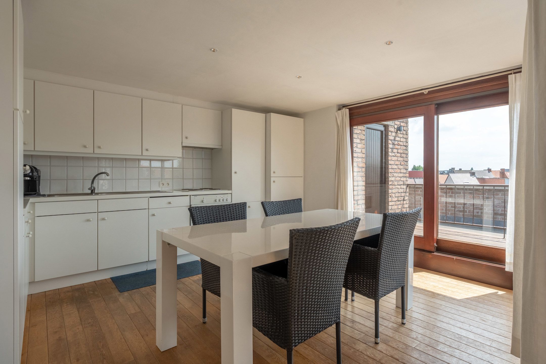 Duplex app met 2slpks, ruim terras en garagebox te Turnhout. foto 4