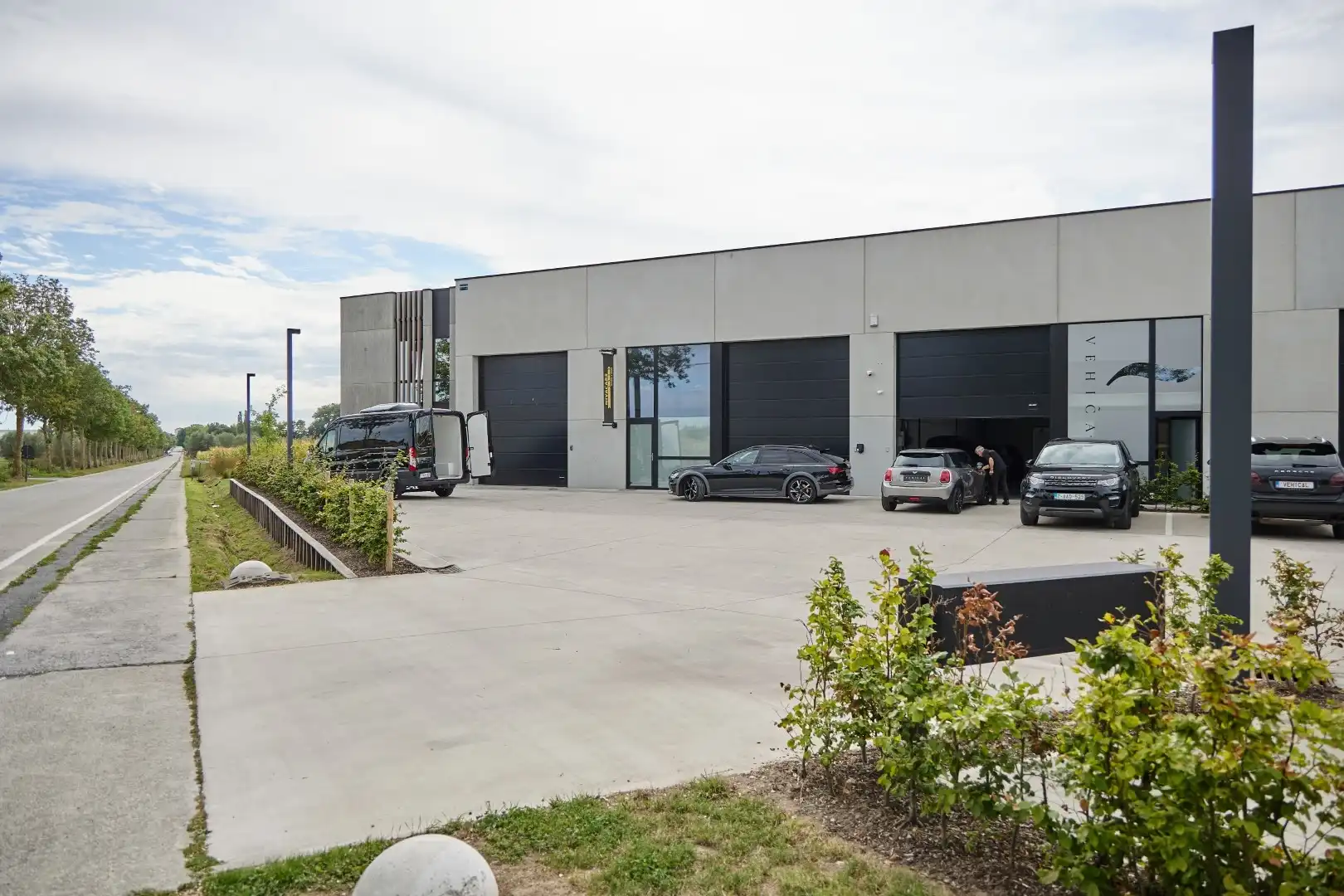 Goed gelegen KMO-unit te huur in Zwevezele foto 2