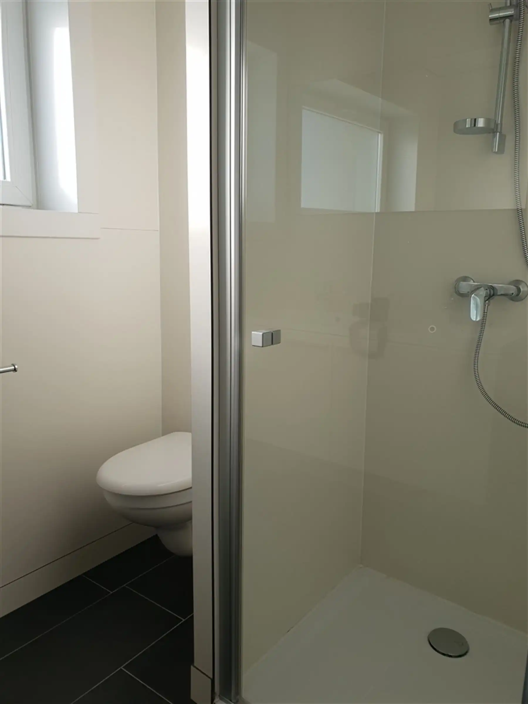 Ruime woning met drie slaapkamers en grote garage foto 6