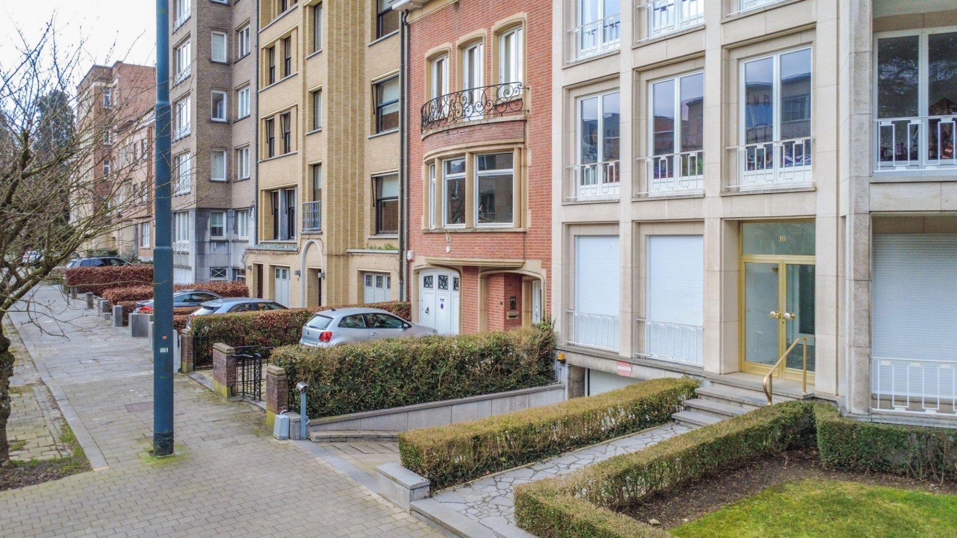Gerenoveerd opbrengstgebouw - 6 appartementen + 5 garages! foto 4