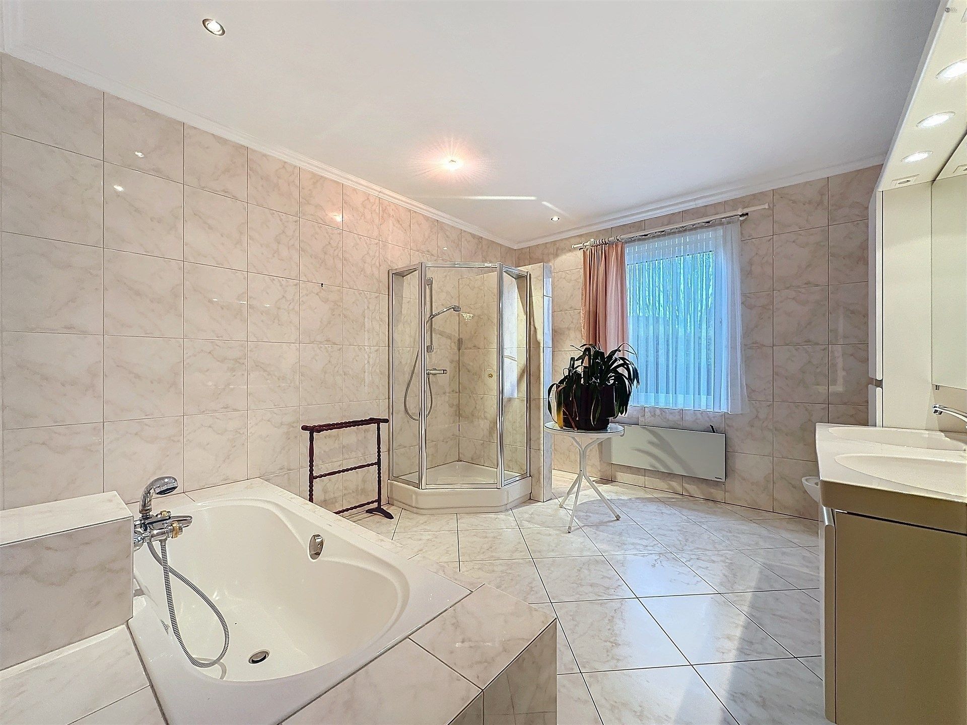 ruime villa met mogelijkheden op een perceel van 1236m² foto 6