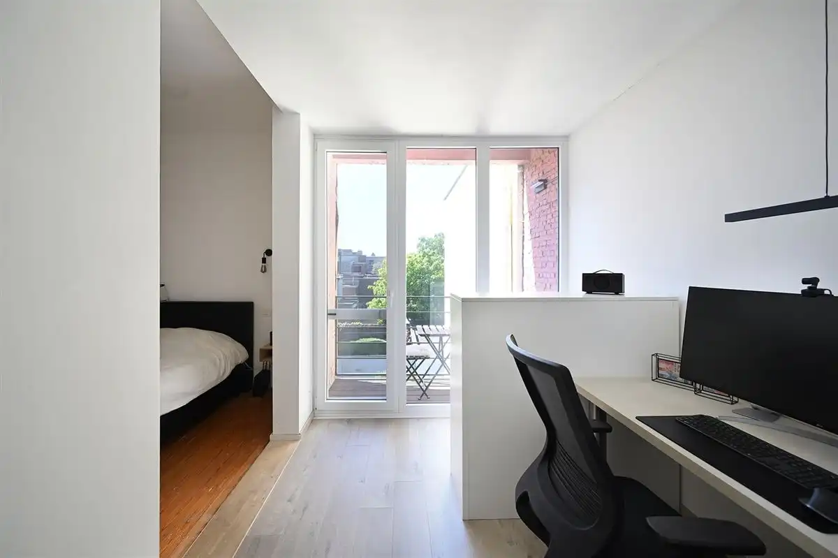 Superleuk appartement met ruime slaapkamer en apart bureel of dressing foto 18