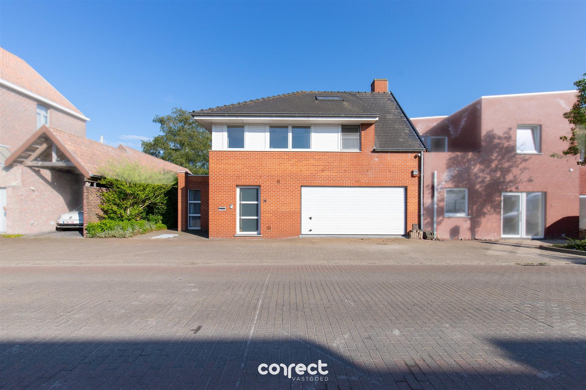 Instapklare halfopen woning met 3 slaapkamers.  foto {{pictureIndex}}
