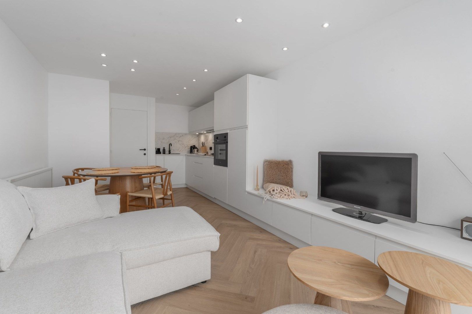 VOLLEDIG GERENOVEERD EN ZONNIG APPARTEMENT MET  ZIJDELINGS ZEEZICHT foto {{pictureIndex}}