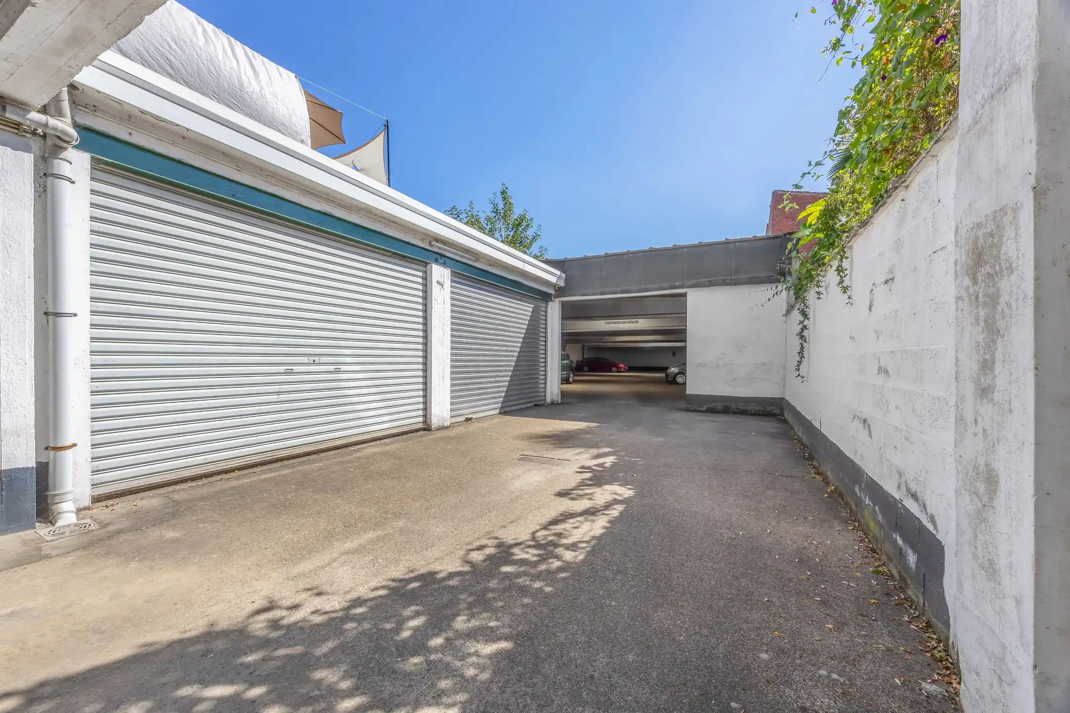 goed gelegen en afgesloten magazijn of autostaanplaatsen (480m²) foto 4