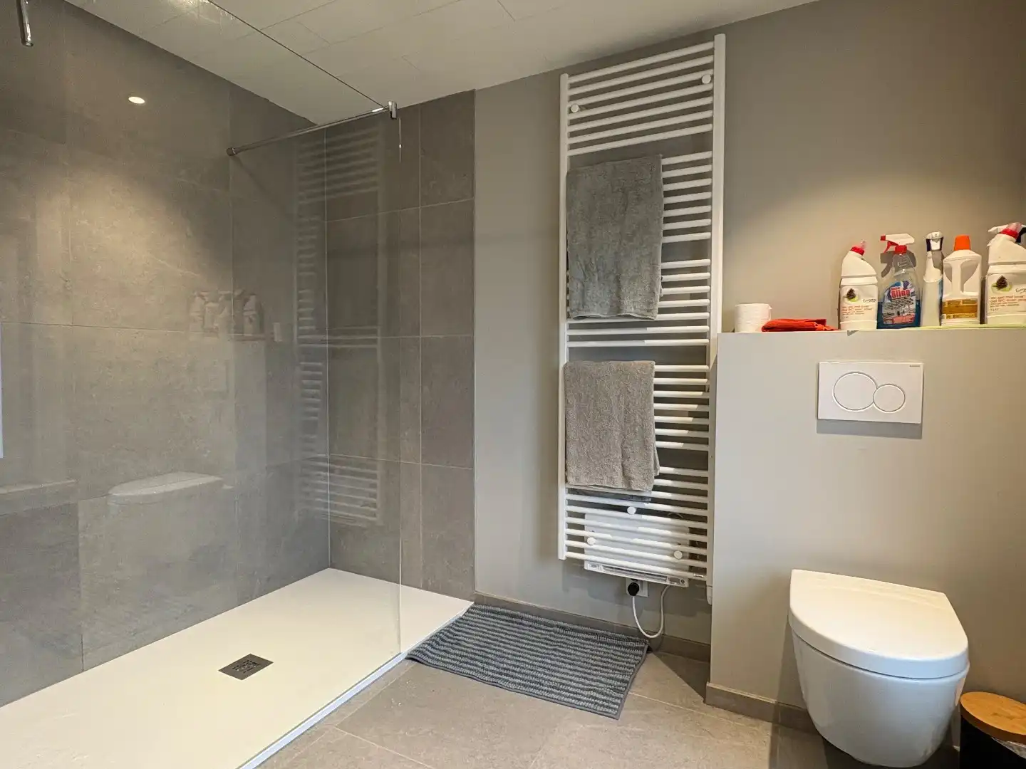 Stevige woning te koop met betonstructuur in Kuurne, waarvan het eerste verdiep al volledig gerenoveerd is.  foto 12