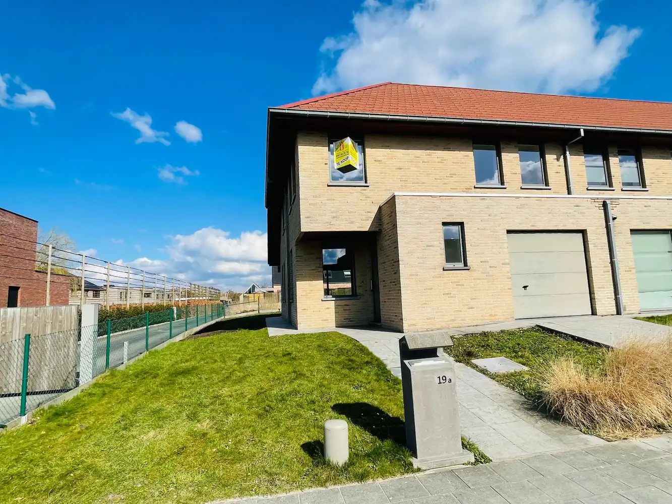 Waardamme , rustige residentiële ligging , RECENT  gebouwde LICHTRIJKE ENERGIEZUINIGE woning met 3 slaapkamers, oprit, tuin en garage. foto 16