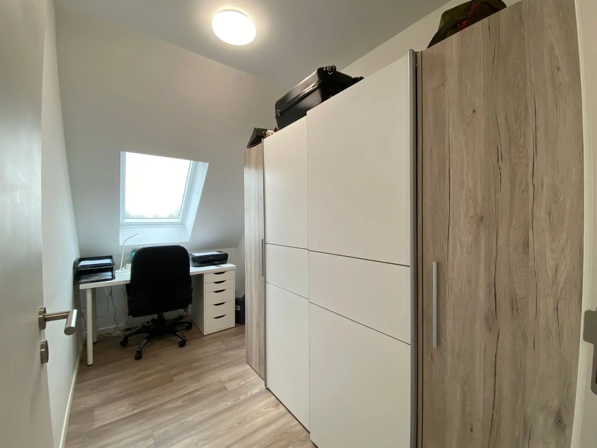 Knappe en ruime bel-etage met 3 slaapkamers, grote garage en tuin. foto 11
