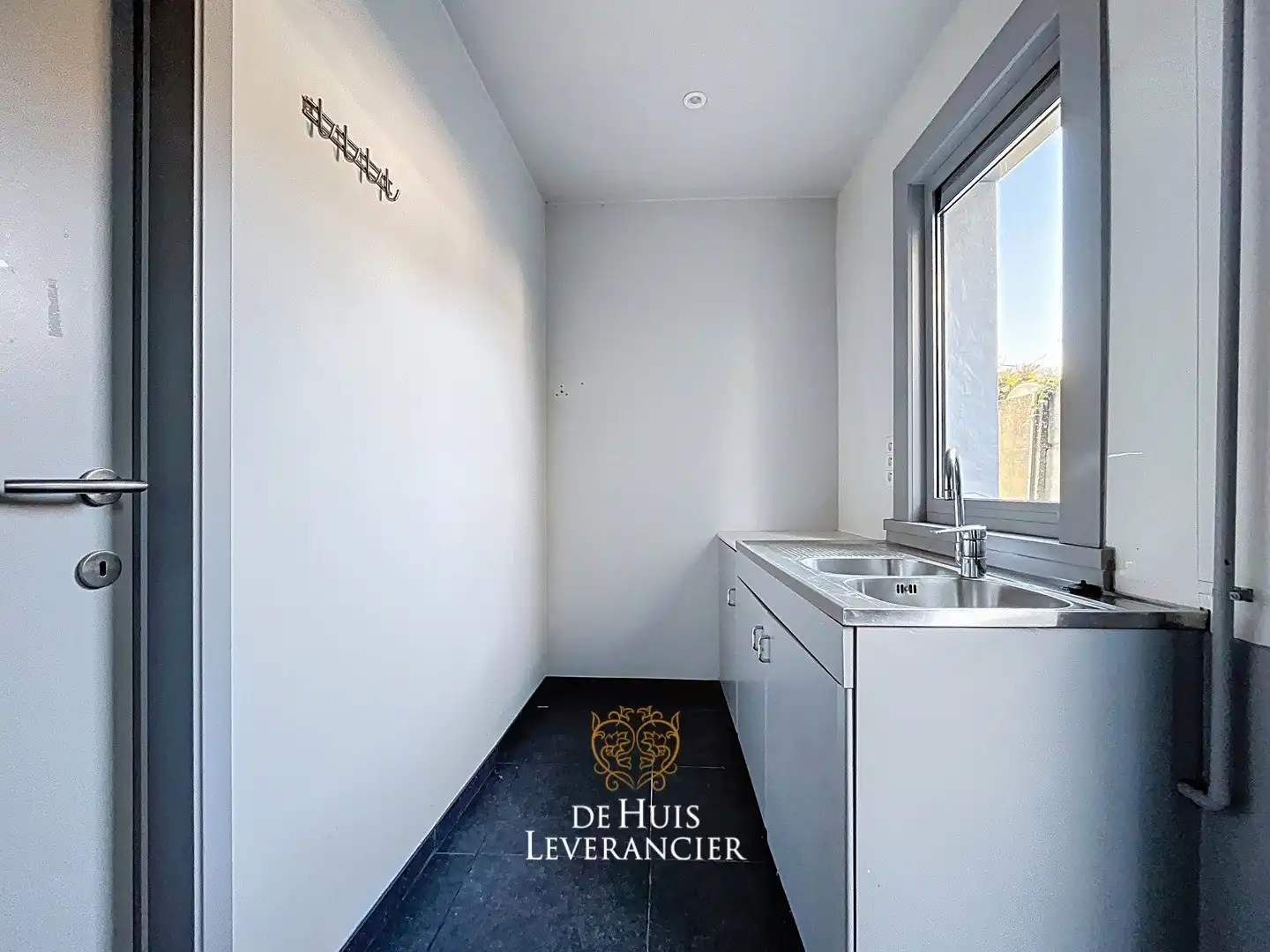 Kantoor op topligging met bovenliggend duplex-appartement (aparte ingang) foto 4