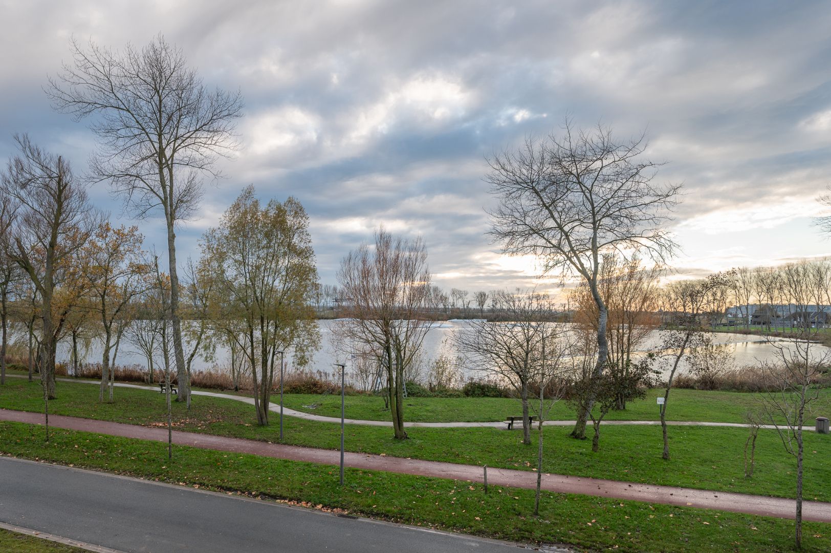 Nieuwbouwappartement met zicht op het meer in Duinenwater foto {{pictureIndex}}