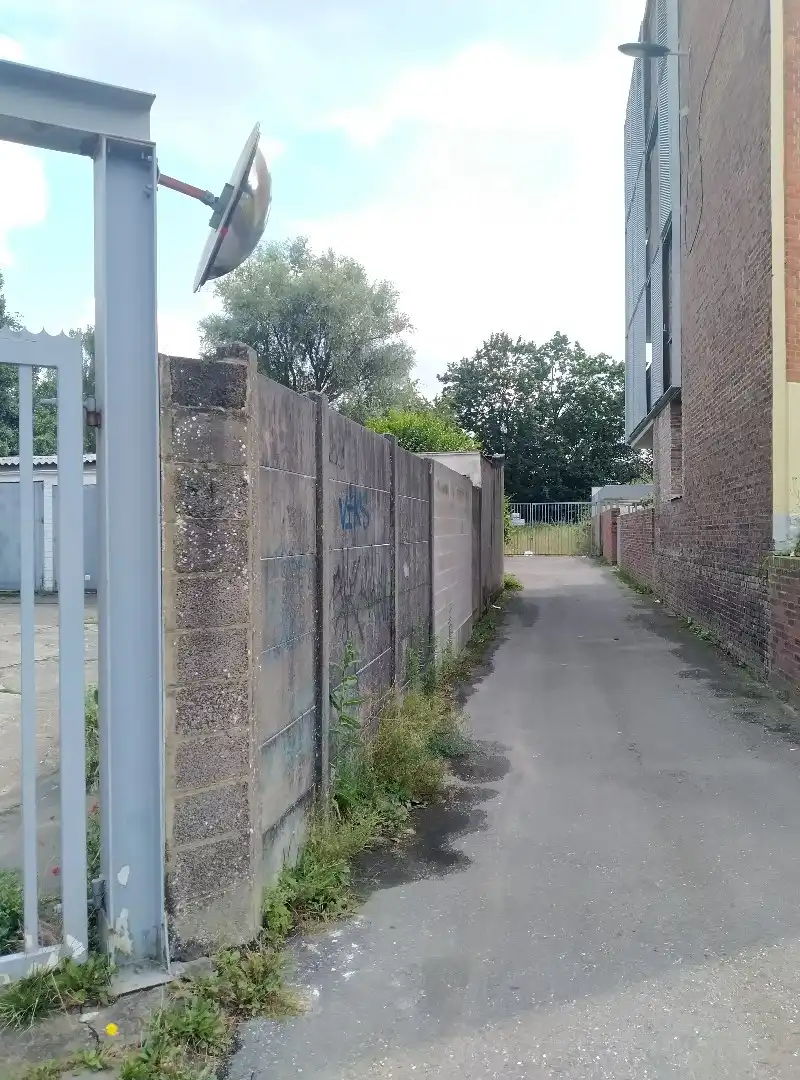 terrein met garages foto 3