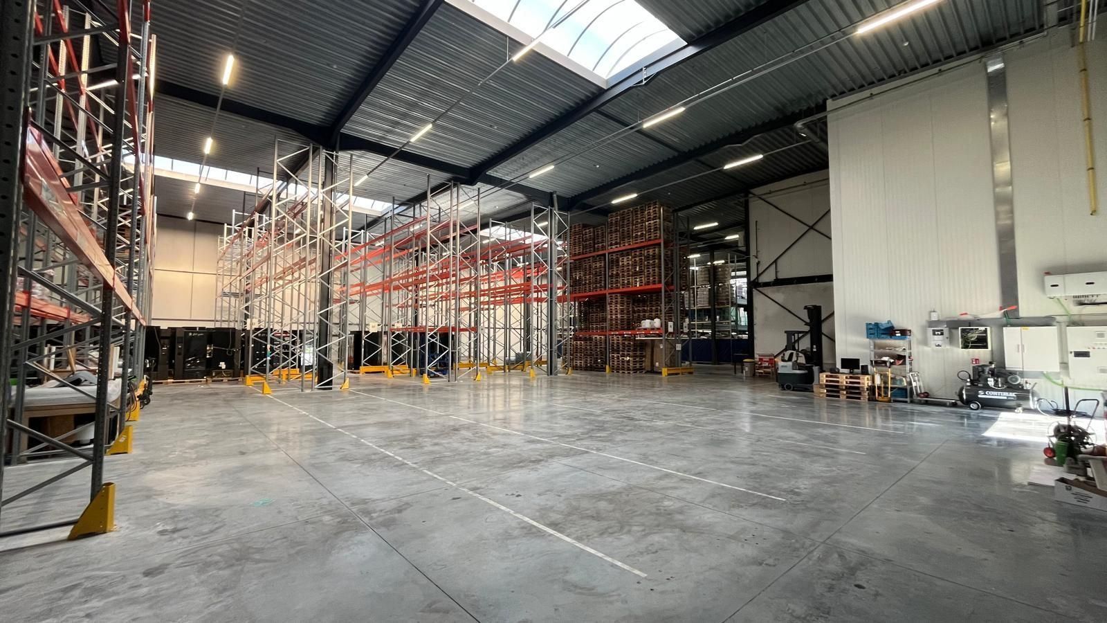 Loods met kade foto 7