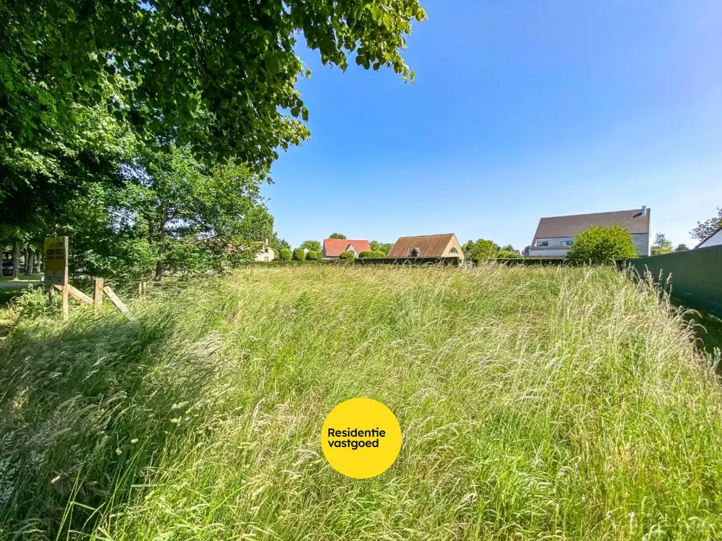 Ruim perceel van 1064 m² in residentiële wijk bestemd voor open bebouwing te Oostduinkerke (Koksijde). foto {{pictureIndex}}