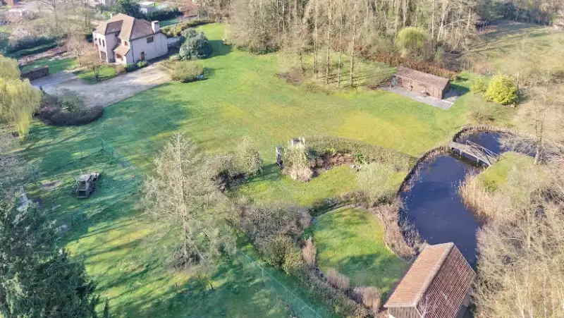 Ruime villa van 336m² op 1 hectare 45 are met vijver foto 2