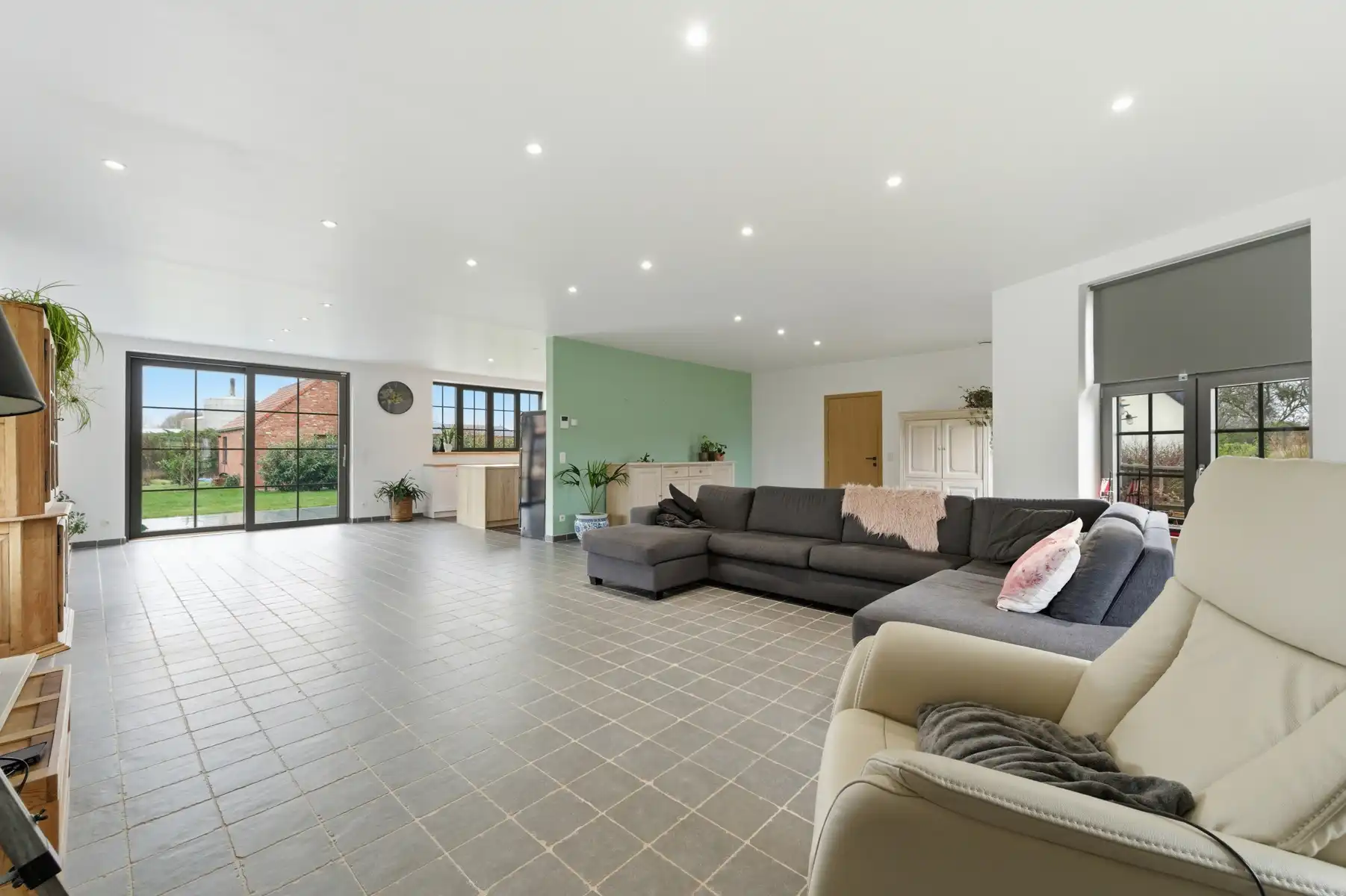 Recente BEN villa met 1,7 ha weiland foto 4