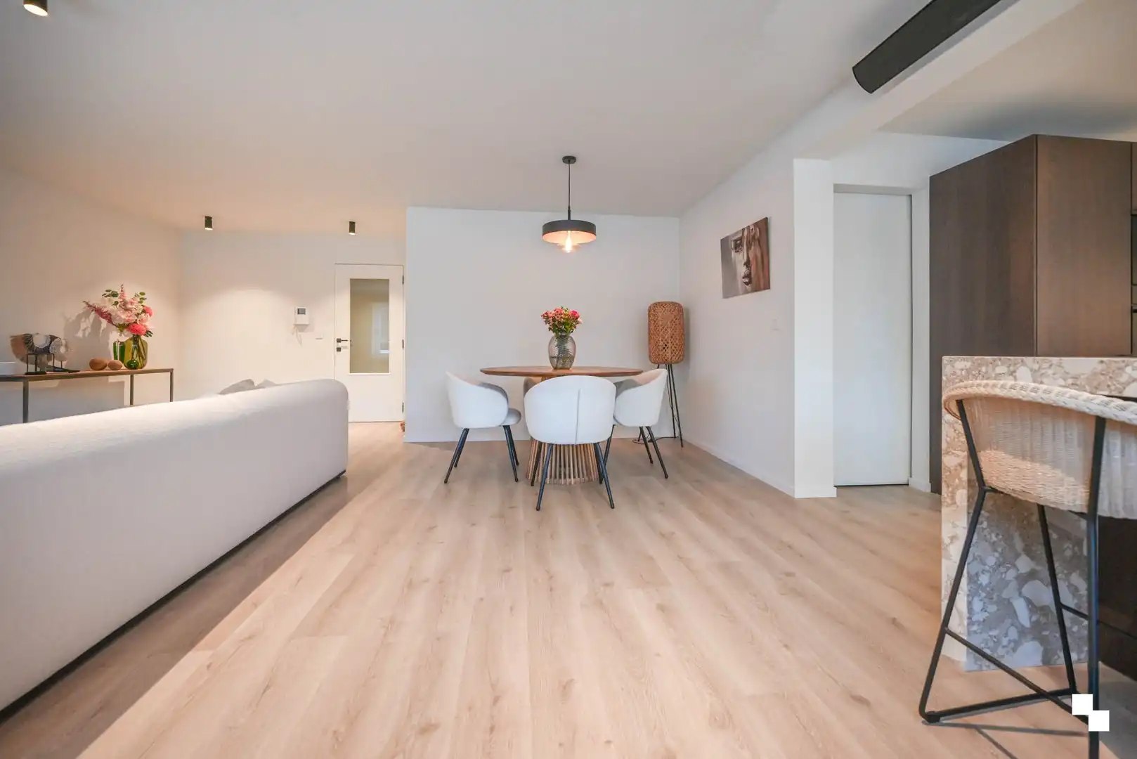 Hoogwaardig afgewerkt appartement in hartje Ingelmunster foto 8