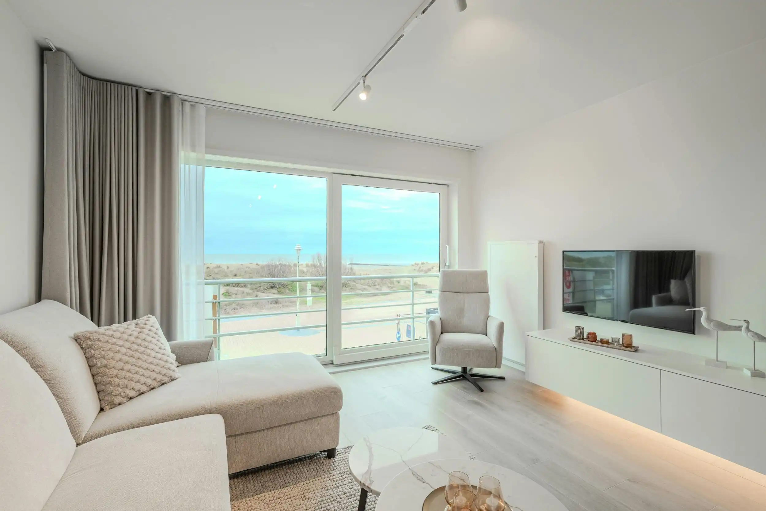 Prachtig gerenoveerd appartement met frontaal zeezicht! foto 16