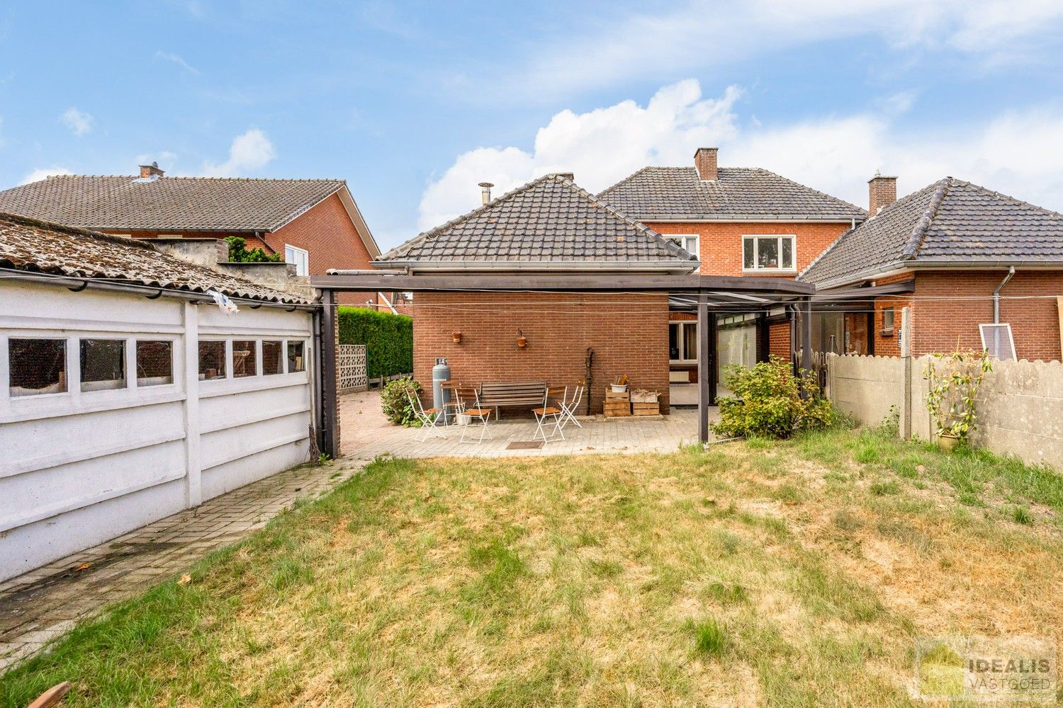 IDEALIS VASTGOED - Aangename karakterwoning op fijne locatie te Pelt. Deze woning omvat maar liefst +-143m² netto bewoonbare oppervlakte op een perceel van 4a 53ca met een ruime woonkamer, maar liefst 3 slaapkamers, badkamer, wasplaats, veranda en garage vlakbij de dorpskern van Boseind! Uiterst geschikt voor kandidaten op zoek naar een betaalbare woning op te frissen naar eigen wens. foto 32