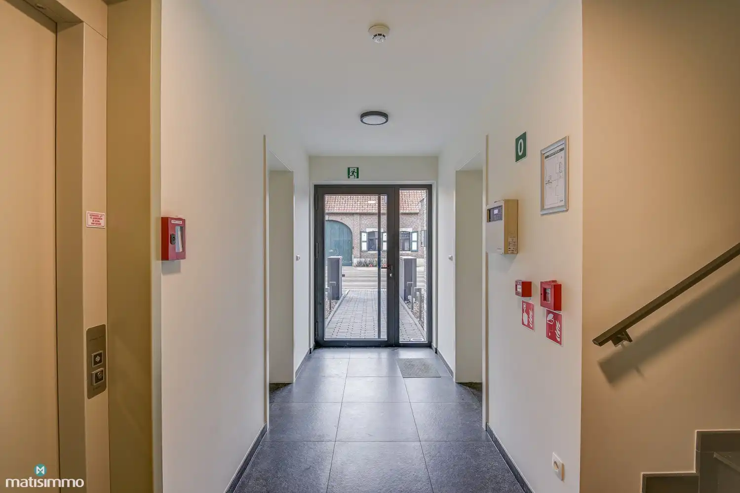 RUIM NIEUWBOUW APPARTEMENT MET 2 SLAAPKAMERS, OVERDEKT TERRAS, GARAGE, AUTOSTAANPLAATS EN KELDERBERGING TE BEVERST foto 3