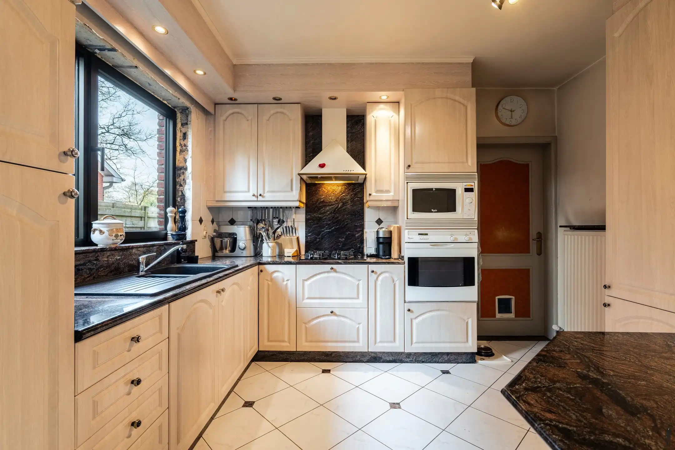 Karaktervolle 70’s villa op 910 m² met 4 slpk in Schilde! foto 9