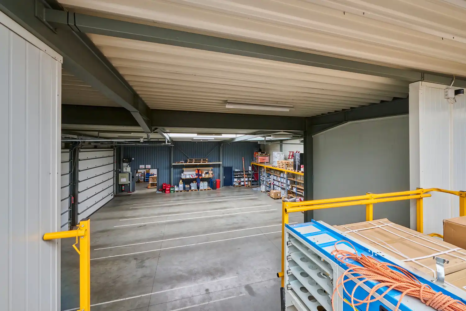 Representatief bedrijfsgebouw met luxe kantoren, showroom en bedrijfshal op zichtlocatie foto 12