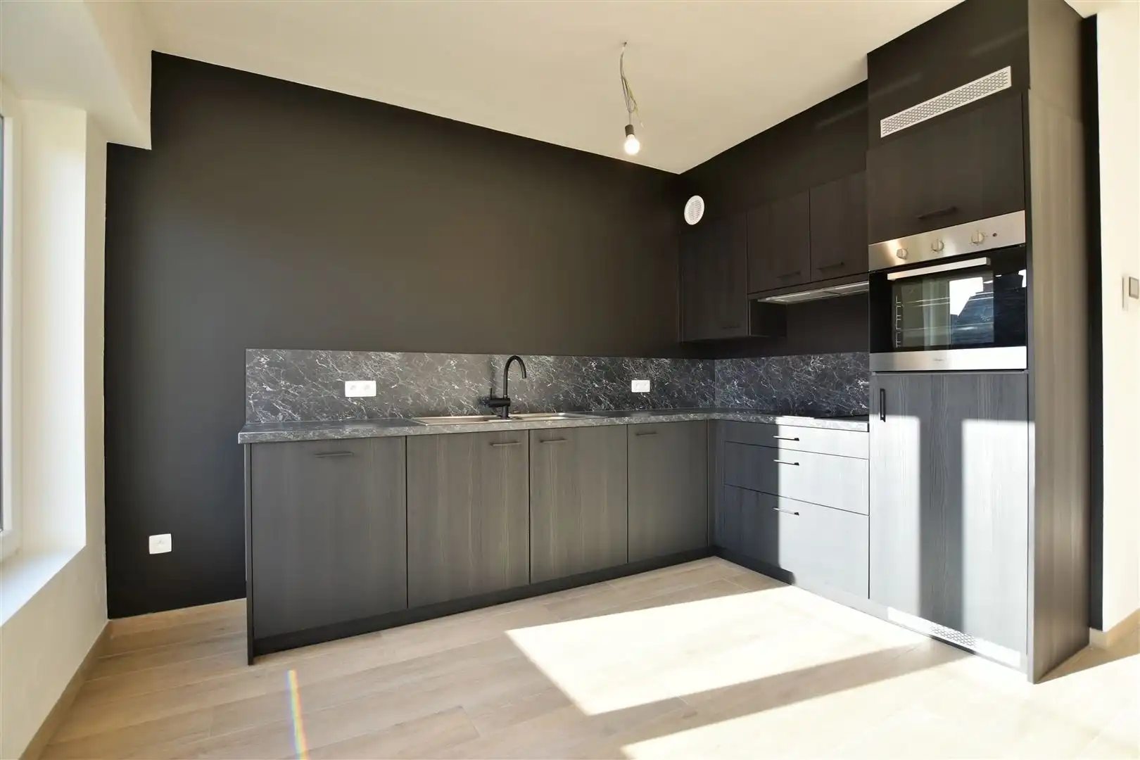 Prachtig dakappartement met terras, gelegen in het hartje van Sint-Gillis-Dendermonde. foto 5