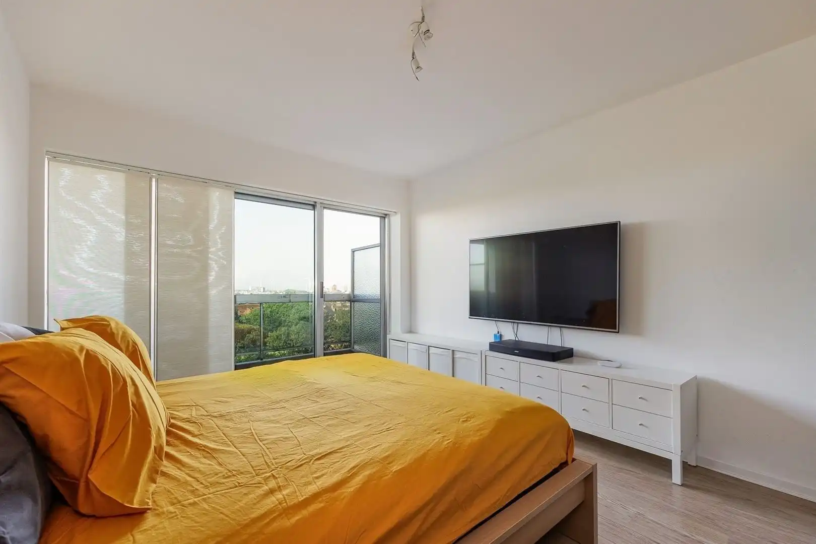 Lichtrijk appartement met panoramisch uitzicht en autostaanplaats foto 8