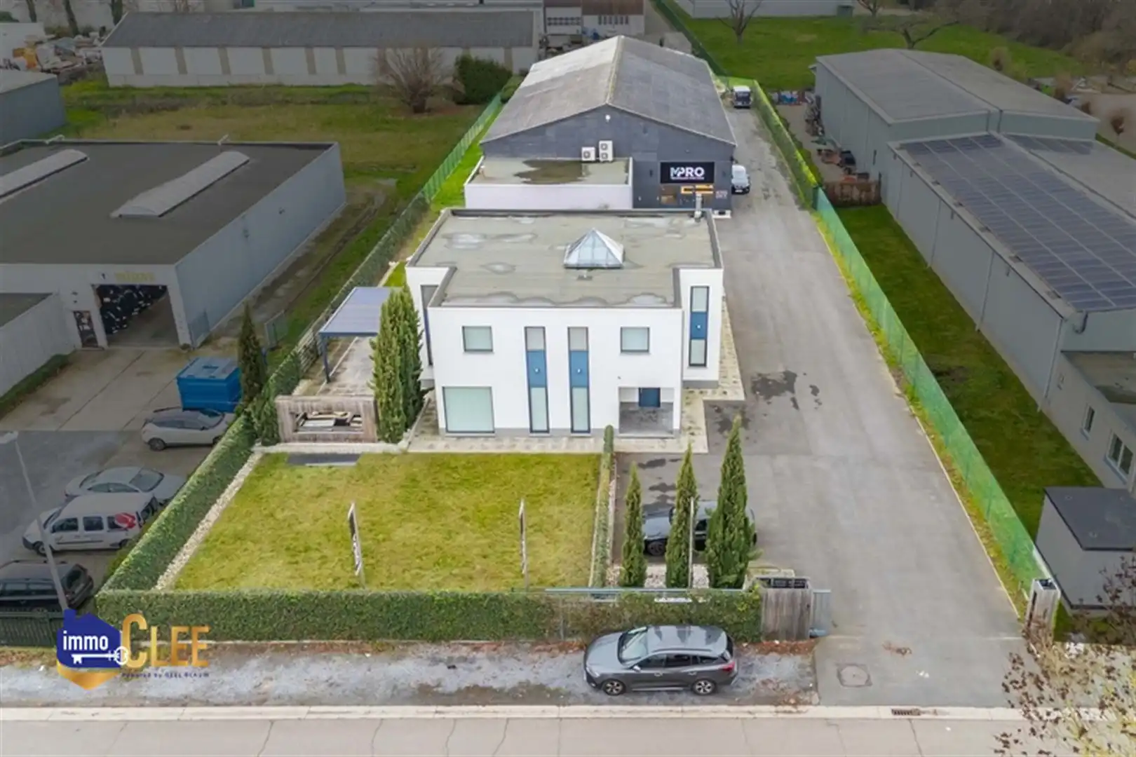 Uniek combinatiepand met conciergewoning en bedrijfshal in KMO-zone Sint-Truiden foto {{pictureIndex}}