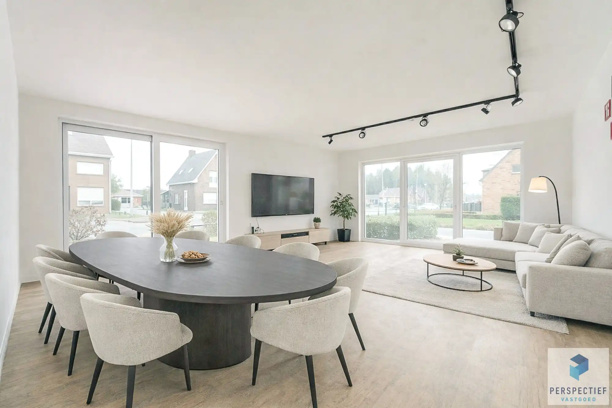 Centraal gelegen handelsgelijkvloers/ appartement foto {{pictureIndex}}