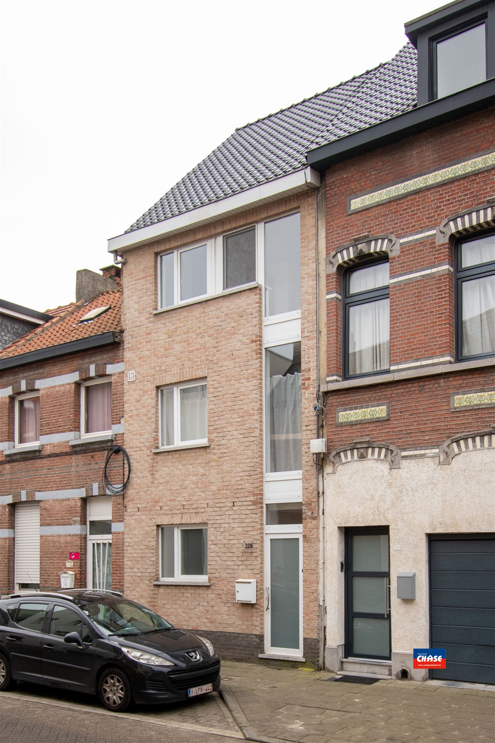 Rijwoning met drie slaapkamers en tuin foto {{pictureIndex}}