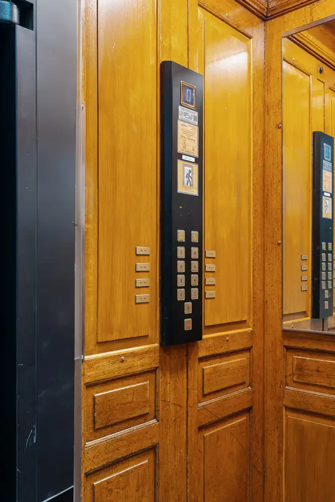 Vernieuwd ruim 2-slpk appartement met panoramisch zicht foto 4