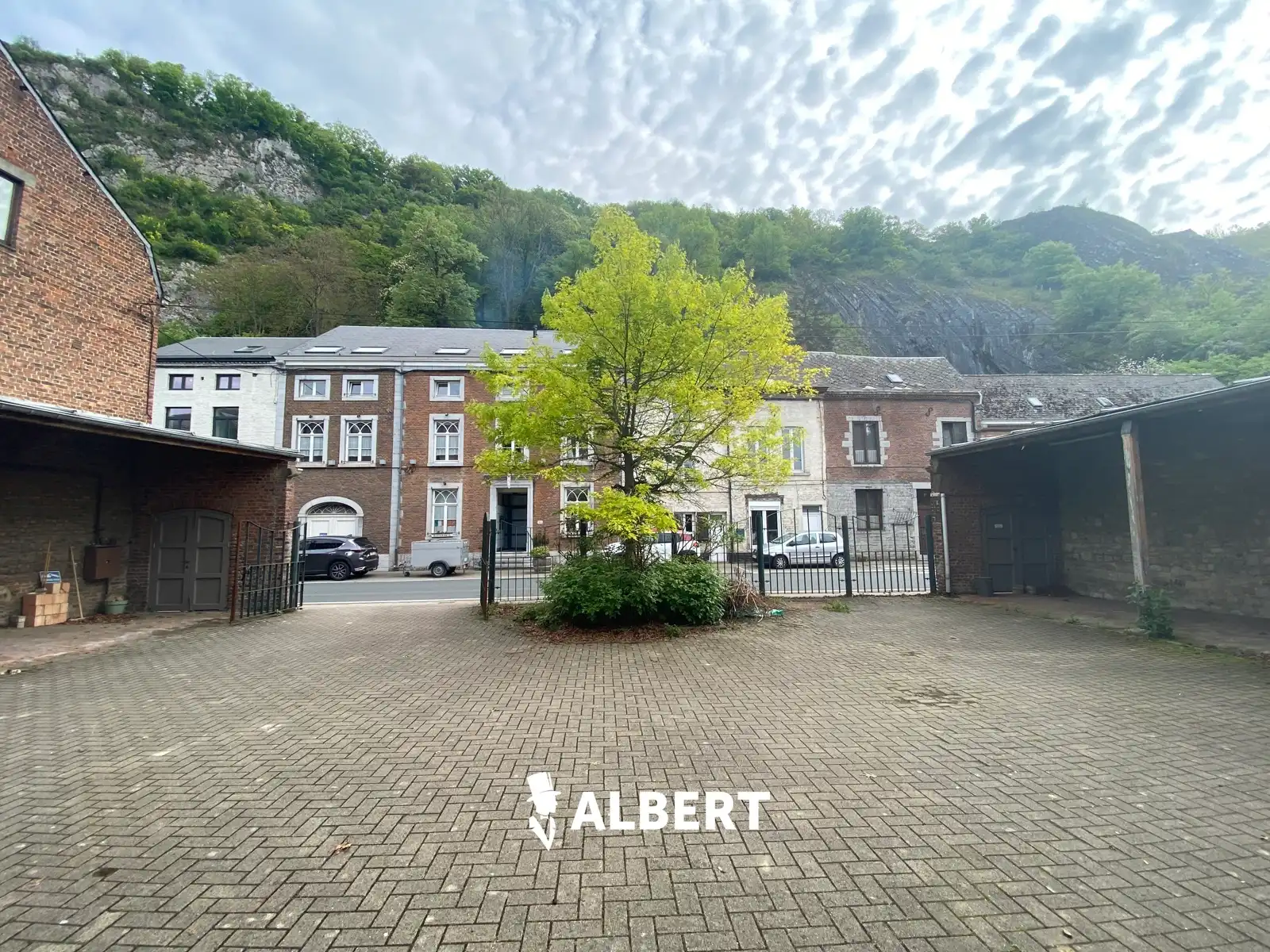 Prachtig gerenoveerde ruime woning (oude school) in Dinant! foto 34