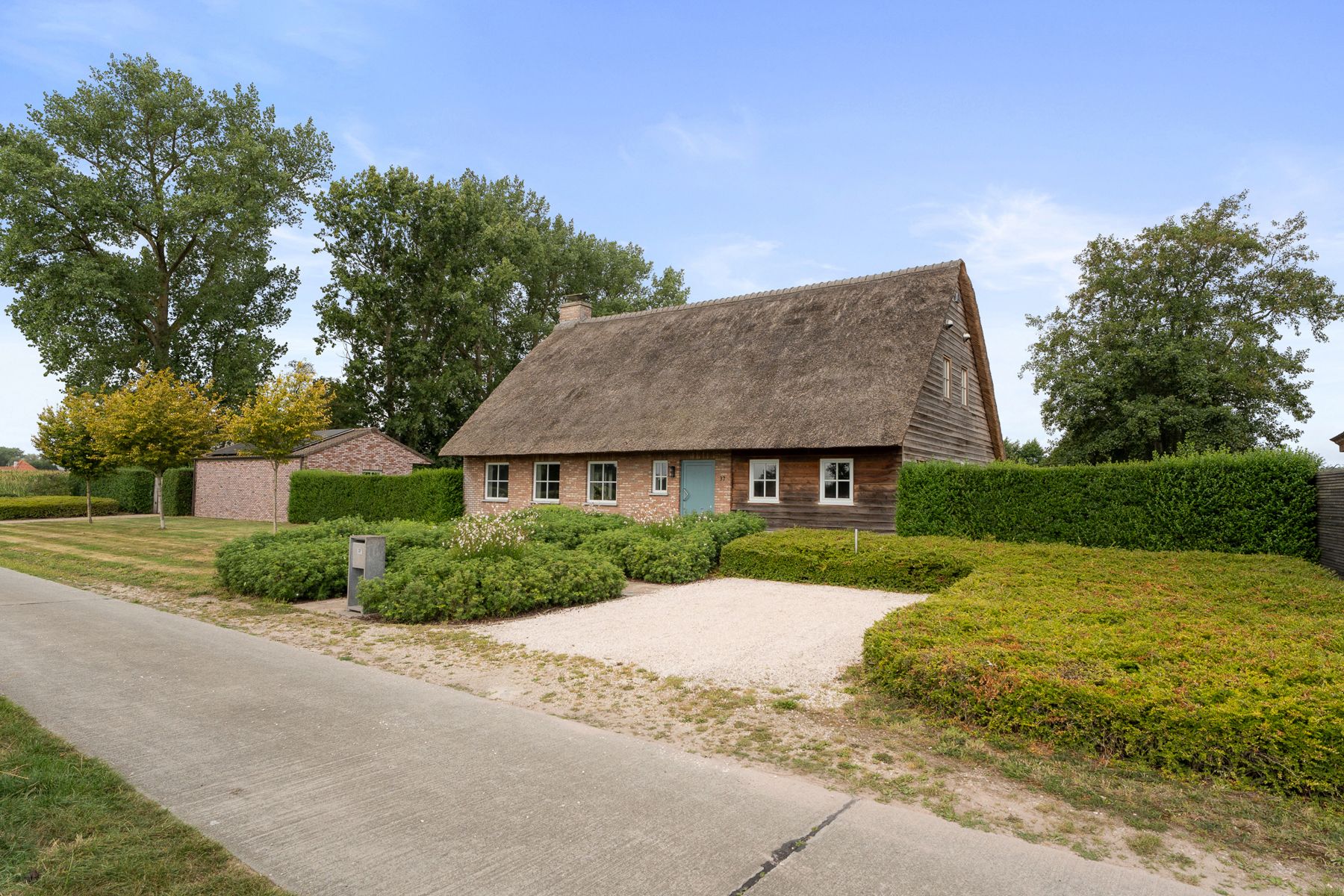 Exclusieve woning met klasse, ruimte en zicht op groen foto 2