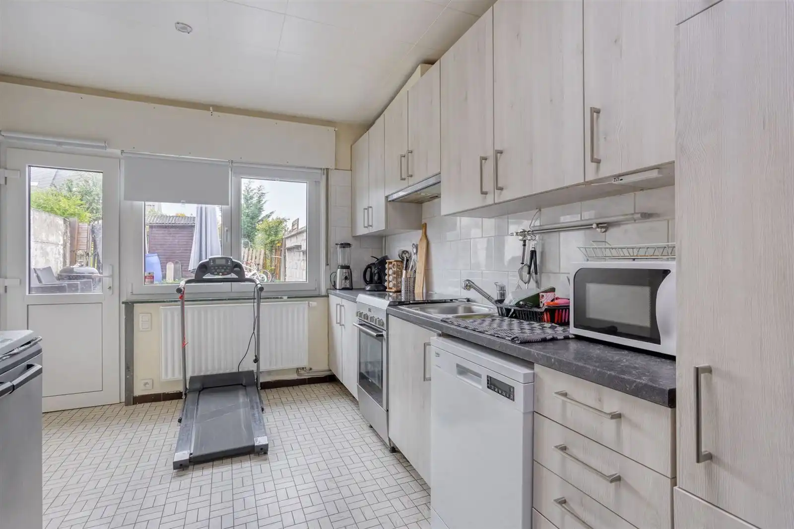 Instapklare woning met 4 slaapkamers en mooie tuin foto 8