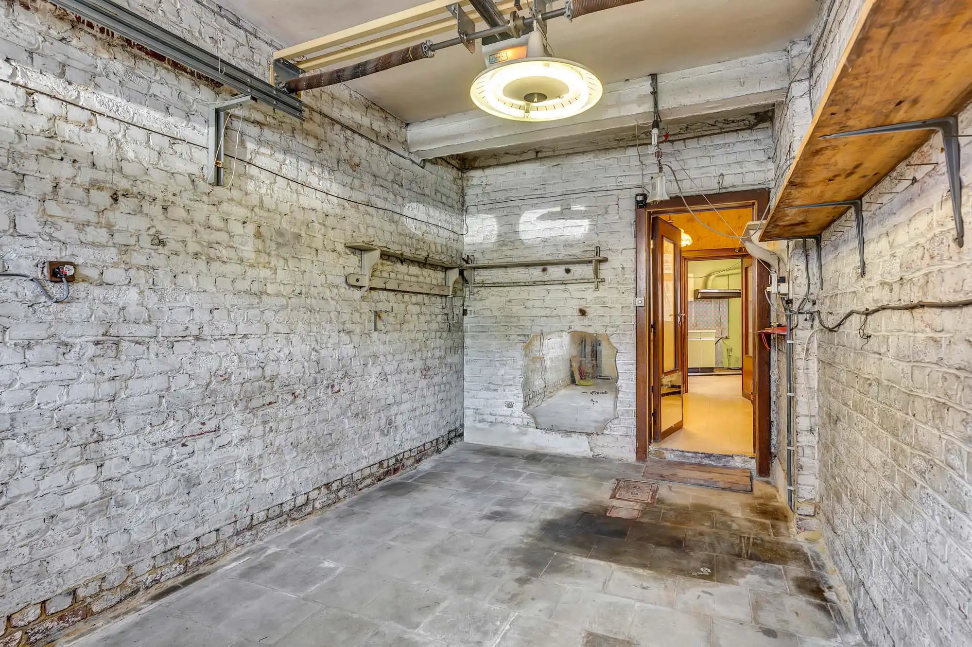 Te renoveren woning met garage foto 7