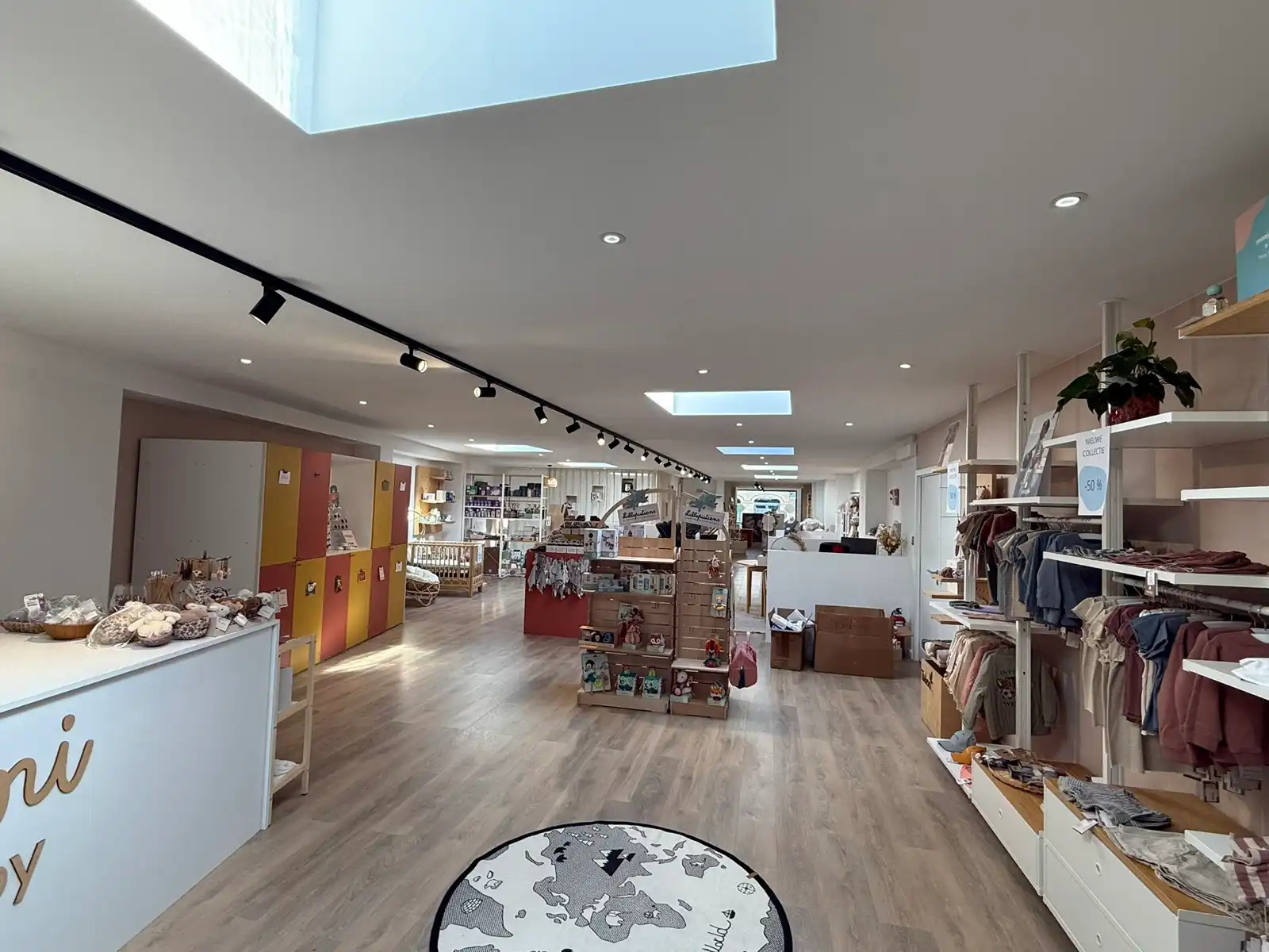 Zeer centraal gelegen polyvalent handelspand bestaande uit winkelruimte/kantoorruimte  foto 5